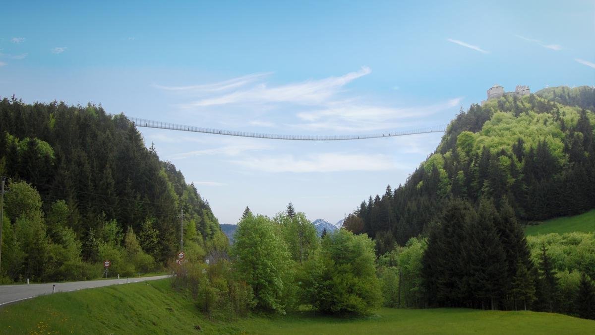 Auf 406 Metern Länge kommt sie ganz ohne Pfeiler aus: Die „highline 179“ hoch über der Fernpassbundesstraße bei Reutte ist die längste Fußgänger-Hängebrücke der Welt – und steht sogar Guinness-Buch der Rekorde. Hier ist Nervenkitzel garantiert., © Naturparkregion Reutte/Strabag