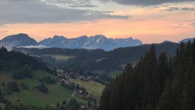 Blick von zAglers Ferienwohnungen zum Kaisergebirge