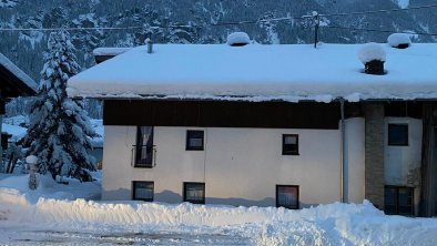 Das Haus im Schnee abends