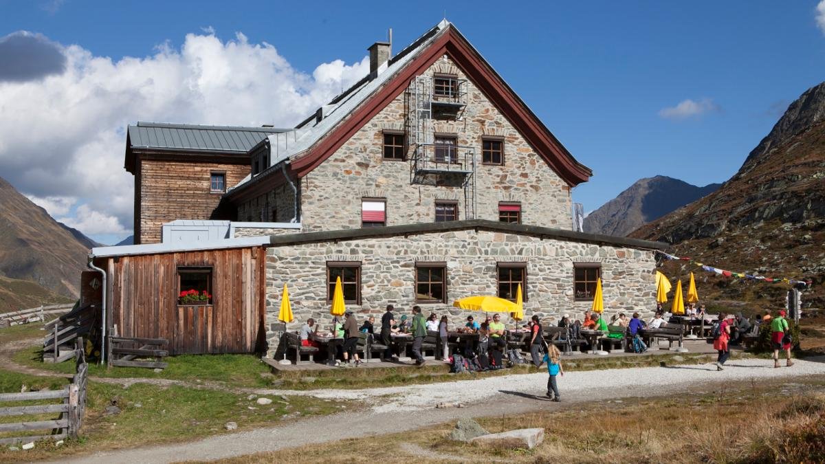 Franz Senn, 1884 in Neustift gestorben und begraben, war Pfarrer und ein Tourismusvisionär. Der Mitbegründer des Deutschen Alpenvereins erkannte früher als viele andere, dass im Tourismus die Zukunft Tirols liegt. Heute ist eine Schutzhütte nach ihm benannt., © Tirol Werbung/Markus Jenewein