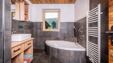 AlpenChaletZellberg_Rosa_Badezimmer2_Badewanne_Zil