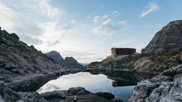 Die Karlsbader Hütte am Laserzsee, © TVB Osttirol / AlpinPlattform Lienz / Sam Strauss Fotografie