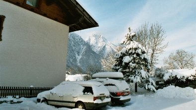 Parkplatz beim Haus mit Neuschnee, © sTw