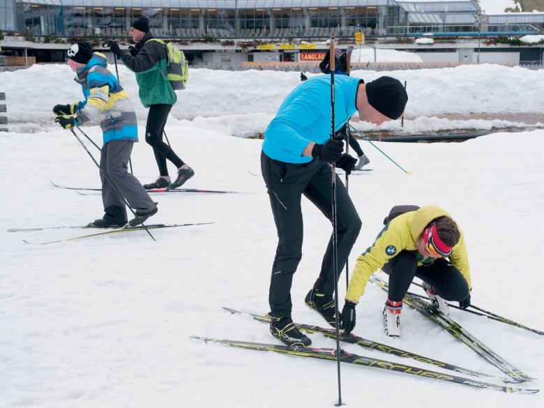 Bindungsangst? Schon das Anschnallen der Skier erweist sich als Herausforderung.