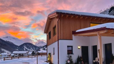 Lodge eingetaucht in winterliche Abendstimmung