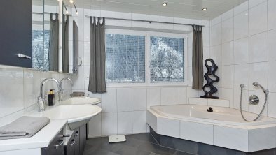 Badezimmer mit Eckbadewanne, © Foto Rebecca Klocker