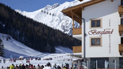 Terrasse im Winter mit Blick auf Loipen & Skipiste, © Hotel Bergland