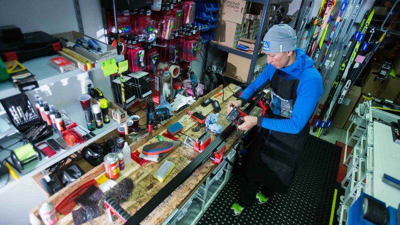 Waxing: Mario Stecher drips the wax onto the ski ...