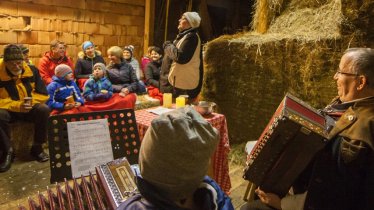 Geschichtenerzählen im Stroh: Pitztaler Bergadvent, © Chris Walch / TVB Pitztal