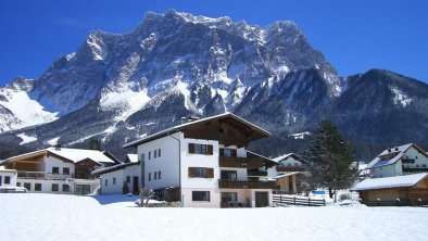 das Zugspitzmassiv im Hintergrund