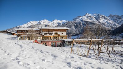 https://images.seekda.net/AT_UAB7-03-10-02/Pension-Ladestatthof-Winter-9.jpg