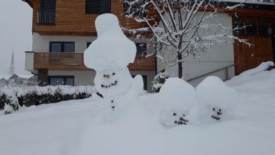 Winter --- Haus mit Familie Schneemann