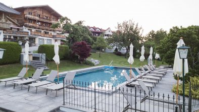 Söll-Freischwimmbad-Sonnenliegen-Landhaus-Ager, © Hotel AlpenSchlössl/Hans Ager