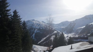 Blick von der Hütte auf die Piste