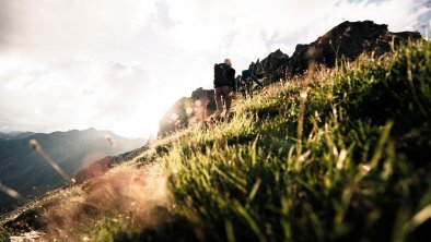 Paar auf dem Weg zum hohen Burgstall