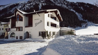 Zimalis_Winterparadies_Wintersonne_Ansicht_Haus_Ga