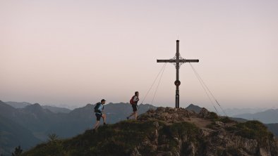 Paar am Berg Wandern Abendstimmung Gipfelsieg Sonn