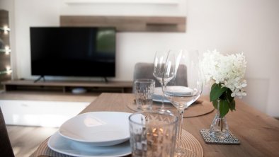 kleines-Auszeit-Apartment_Wohnbereich_TV_Blumen