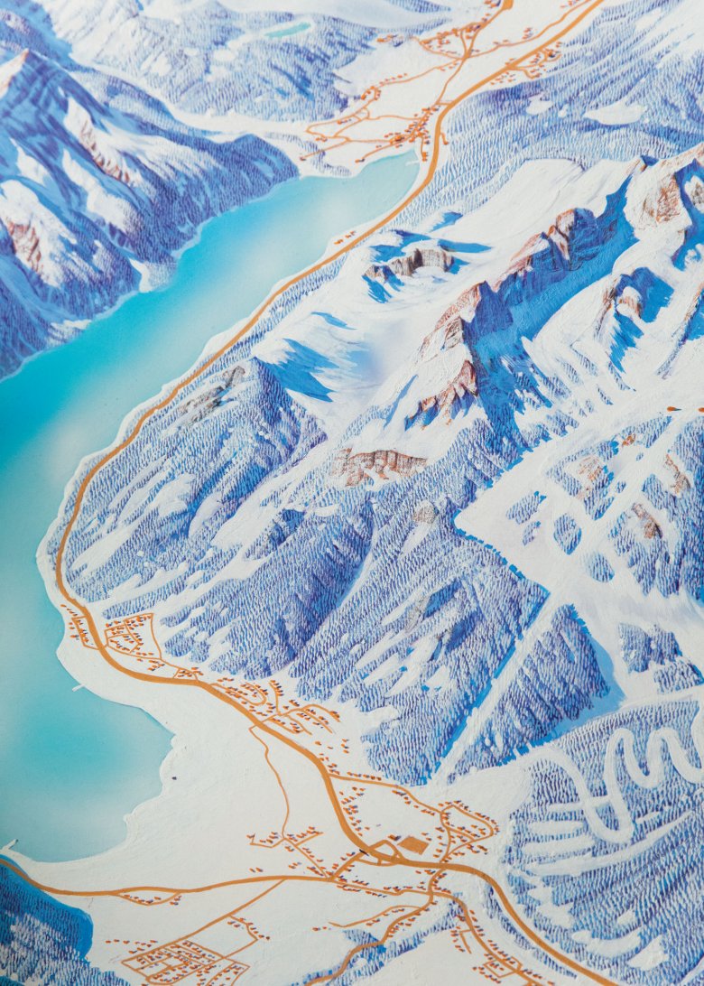 Vogelperspektive auf den Achensee und das Rofangebirge. Pisten und Skihütten werden meist später von den Tourismusverbänden eingefügt. Schnee findet Heinz Vielkind übrigens langweilig zum Malen. Bäume eignen sich viel besser, um die Topografie darzustellen.