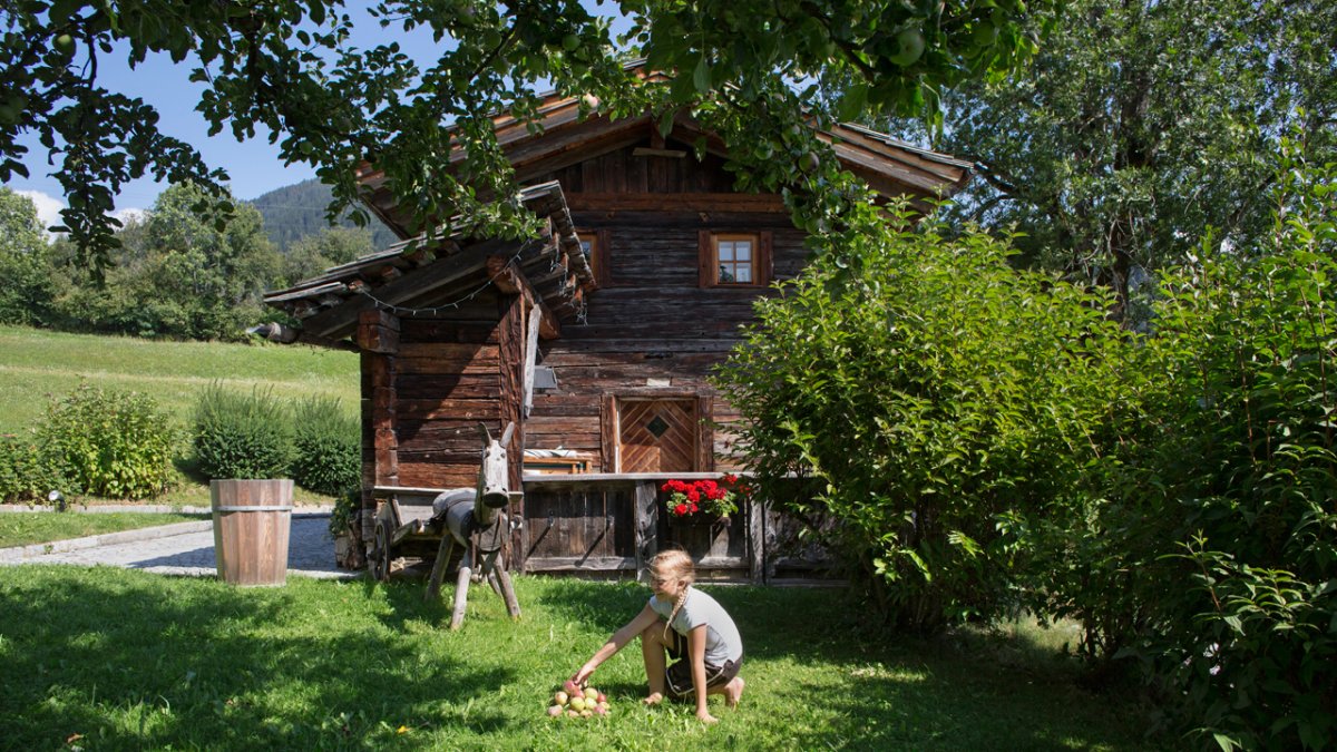 Die Badstube, eine 260 Jahre alte Blockhütte, ist heute ein Ferienhaus., © Tirol Werbung/Lisa Hörterer