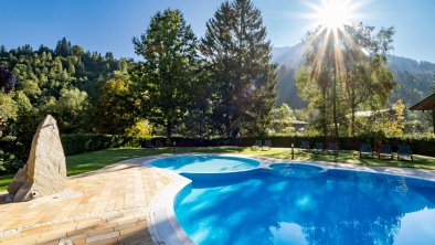 Garten mit Swimming Pool