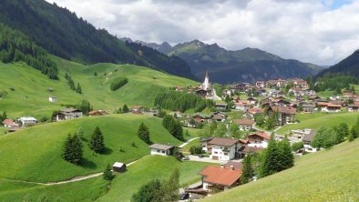 Brentrundweg mit Blick auf Berwang, © Margit Schratz-Partner