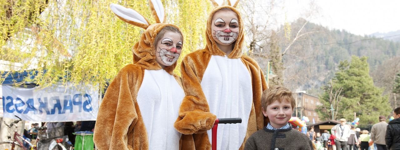 Osterhäsinnen verteilen auf dem Genussmarkt Überraschungen an Kinder, © Kufsteinerland