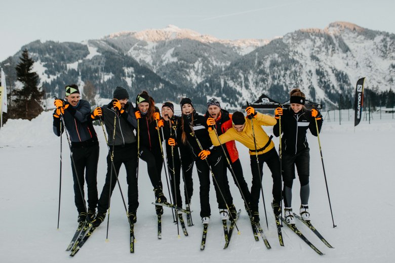 Gleichgewichtsübungen beim Gruppenfoto sorgen für Spaß beim Nordic Team Tirol. Hier gilt: „Wenn wir schief steh’n, wird’s schon schief geh’n.“