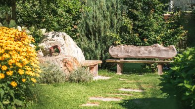 nimm Platz im Garten untern Baum