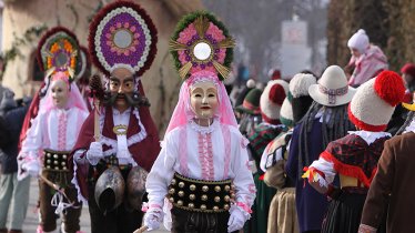 Kunstvoll gestaltete Kostüme begeistern die Zuschauer bei der Fasnacht Tarrenz, © Erwin Strasser