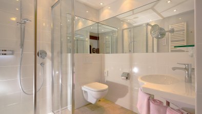 Komfort-Dreibettzimmer: Badezimmer