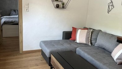 Wohnzimmer mit ausziehbarer Couch