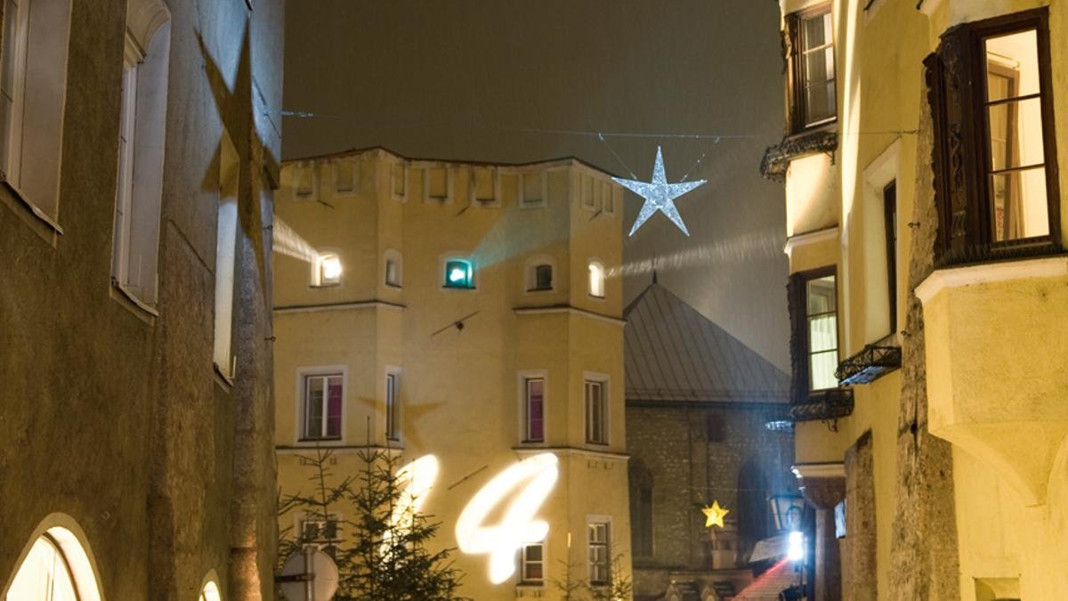 Jeden Tag eine Zahl: In der Vorweihnachtszeit erstrahlt die Haller Altstadt in Form eines riesigen Adventskalenders, © Tirol Werbung/Laurin Moser