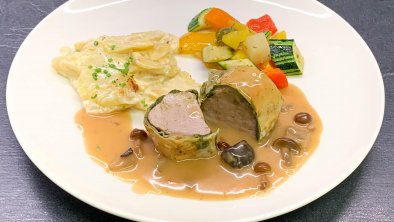 Schweinefilet Wellington auf Waldpilzsauce mit Kar