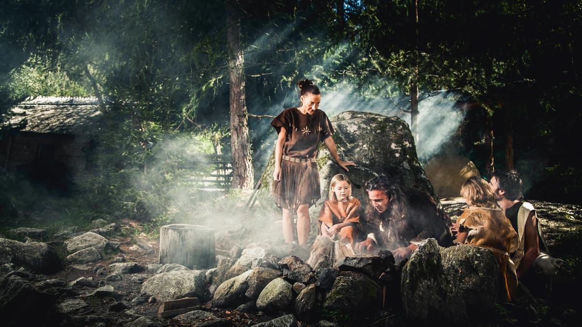 Es war eine Sensation, als 1991 eine über 5.000 alte Gletschermumie am Hauslabjoch gefunden wurde. „Ötzi“ machte das Ötztal schlagartig weltberühmt. Wie die Menschen damals lebten, zeigt das Ötzi-Dorf in Umhausen. Nicht verpassen sollte man eine Flugvorführung im neuen Greifvogelpark direkt neben dem Ötzi-Dorf., © Ötztal Tourismus