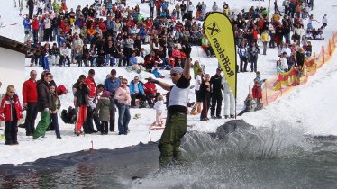 Gute Figur: Nicht alle Teilnehmenden des Watersurf Contests schaffen es trocken bis zur Mitte der Wasserfläche, © TVB Paznaun-Ischgl