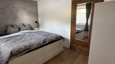 Schlafzimmer mit begehbarem Kleiderschrank