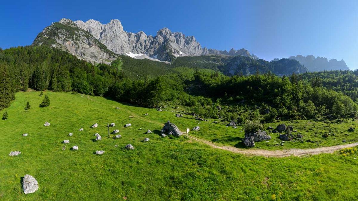 Der Ellmauer Steinkreis oberhalb der Wochenbrunner Alm ist in Form eines riesigen Mandalas angelegt und lädt zum Meditieren und Energietanken ein., © TVB Wilder Kaiser/Simon Oberleitner