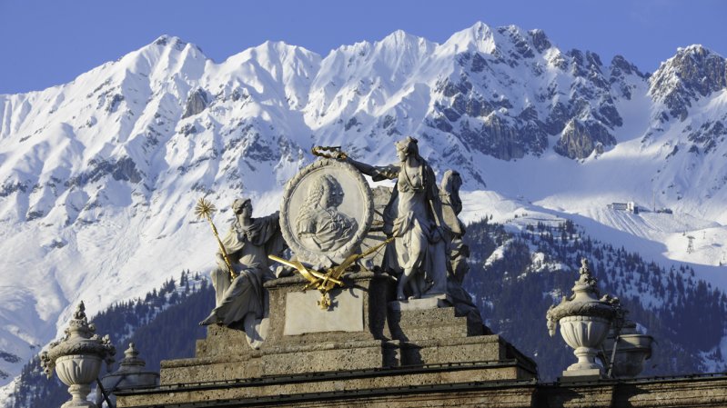 Triumphpforte, im Hintergrund die Seegrube, © TVB Innsbruck / Bernhard Aichner