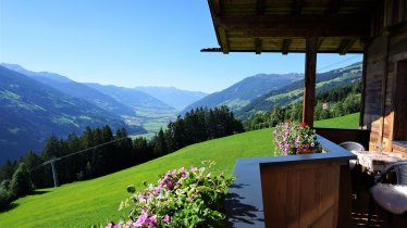 Atemberaubender Ausblick vom Balkon im Sommer