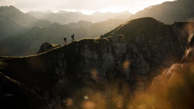 Paar wandert am Berggrat