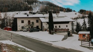 Außenansicht Haus. Parkplatz direkt vor der Haustür., © Bio-Bauernhof Zirmhof