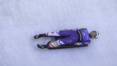 Raketenschnell rasen die Rennrodel an den Zuschauern im Olympia-Eiskanal in Innsbruck-Igls vorbei, © ManLV