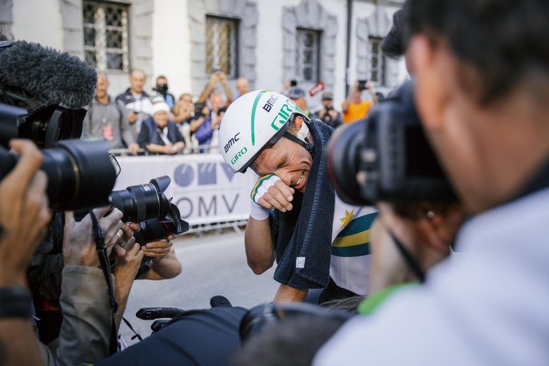 Überglücklich: Der Australier Rohan Dennis gewinnt das Einzelzeitfahren der Herren.