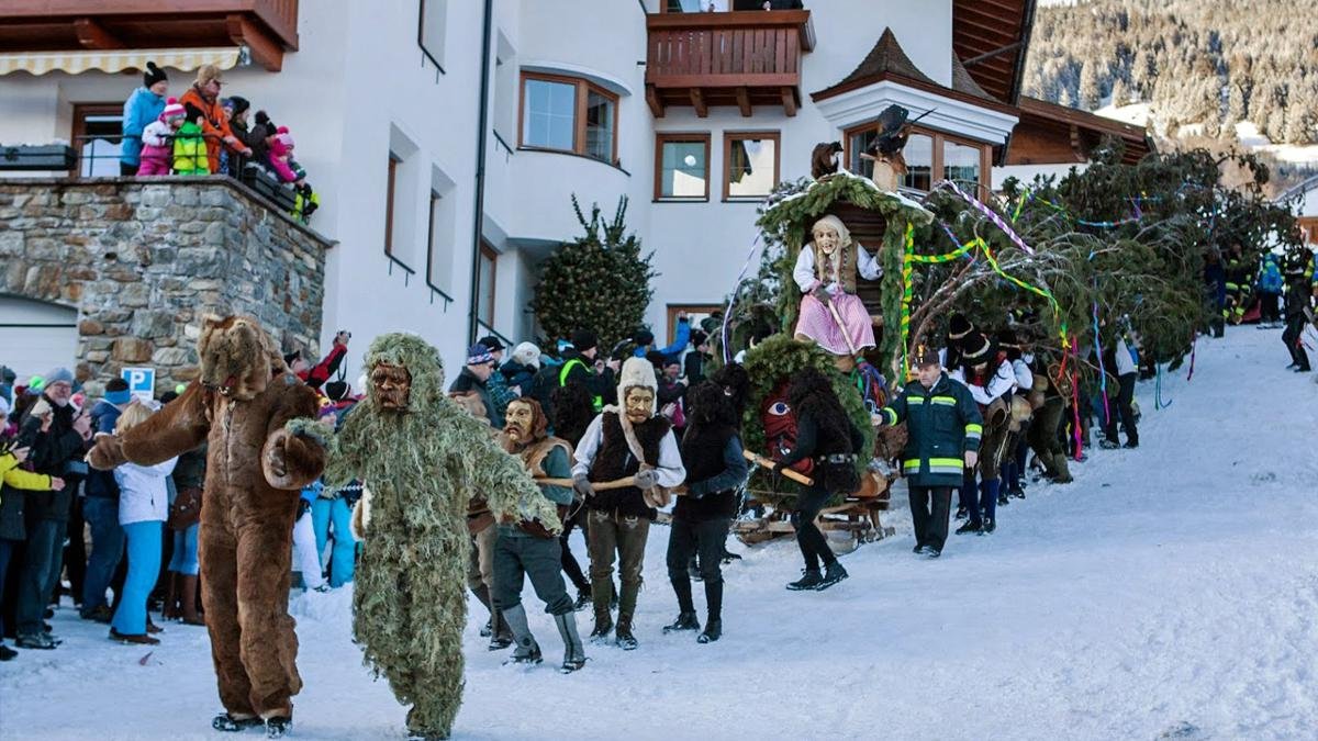 Das Fisser Blochziehen ist eine von mehreren traditionellen Tiroler Fasnachten, die regelmäßig Hunderte Akteure und Tausende begeisterte Zuschauer auf die Straße bringen., © Andreas Kirschner