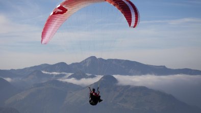 7231_BB_Kaiserwinkl-Gleitschirm-Flug-vor-Geigelste