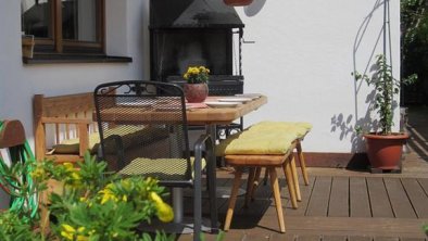 Unsere Terrasse mit Grill