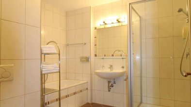 Badezimmer / Dusche + Badewanne + WC