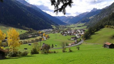 Schnann im Herbst-Blick nach StAnton, Haus Tyrol