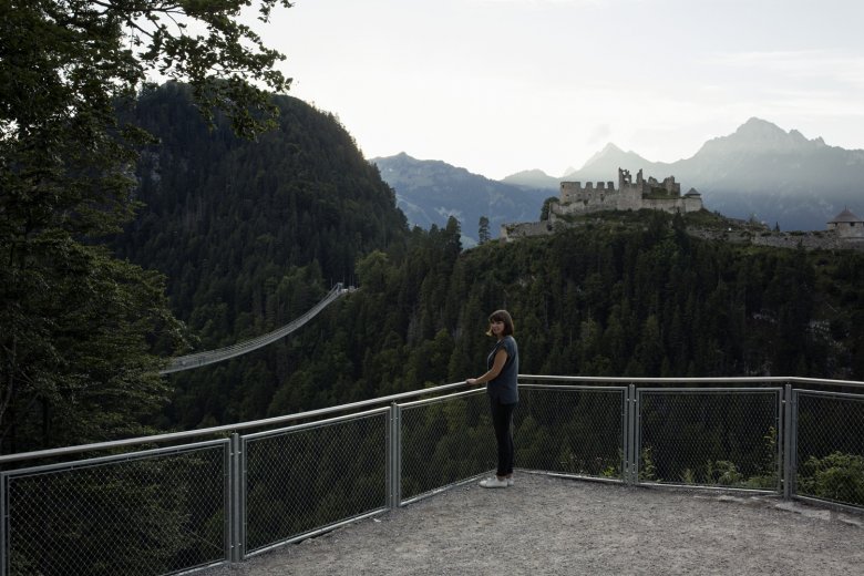 Von der Aussichtsplattform in Reutte hat man einen guten Blick auf die Highline 179 und die Burg Ehrenberg. Foto: Tirol Werbung / Hörterer Lisa